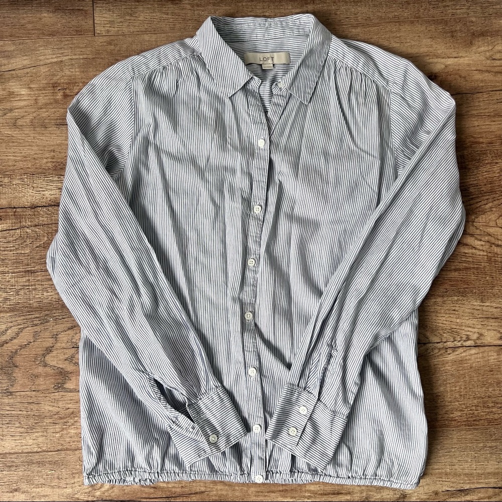 🔮 3/$10 🔮 Loft Lightweight Button Down Top